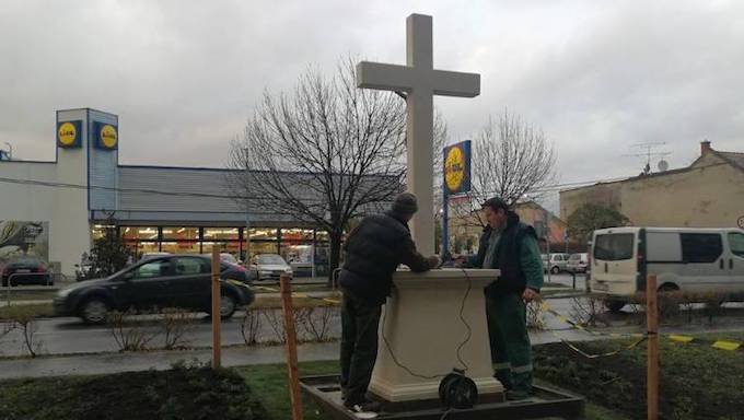 Ungheria, eretta una croce di fronte alla Lidl: "Contro chi censura il crocifisso"