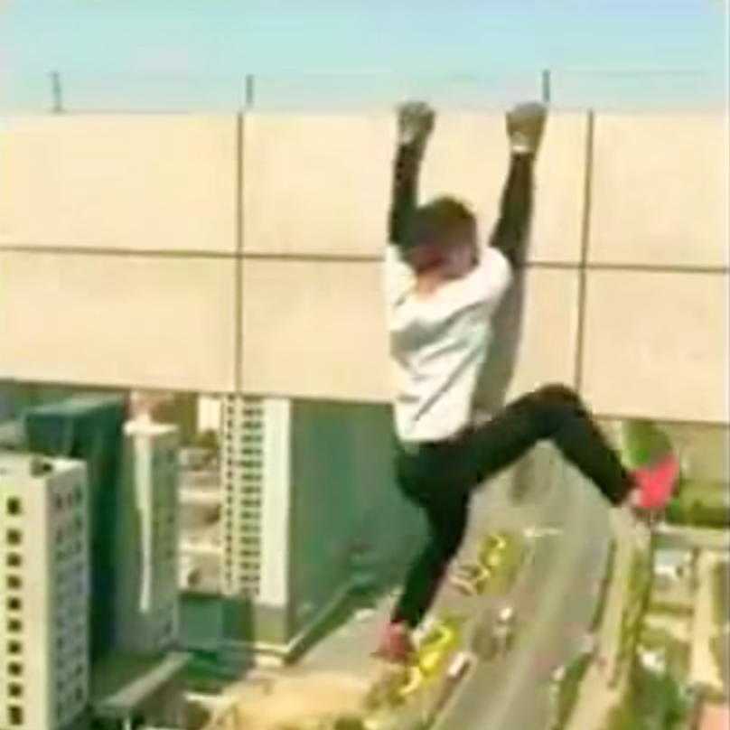 Sul grattacielo per farsi un selfie ma precipita e muore a 26 anni