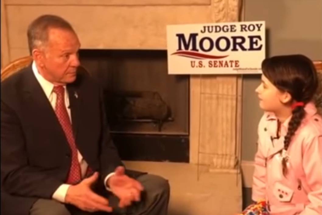 Il candidato repubblicano Roy Moore (accusato di molestie) intervistato da una 12enne