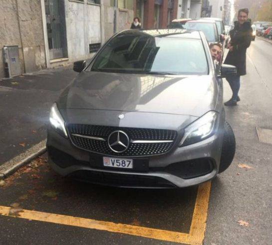 Auto targata Montecarlo nel posto dei disabili: "Tanto non ci arriva la multa"