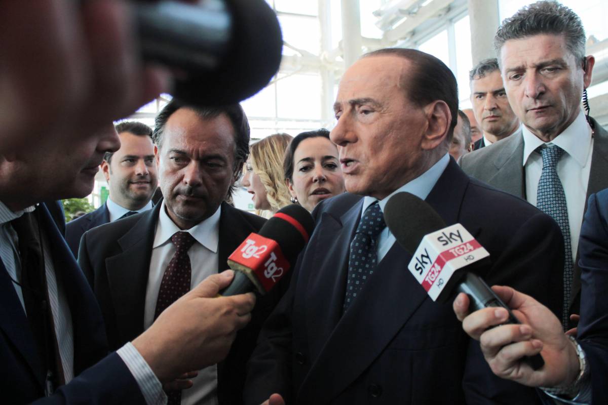 Migranti, Berlusconi boccia Minniti: "Politica assolutamente errata"