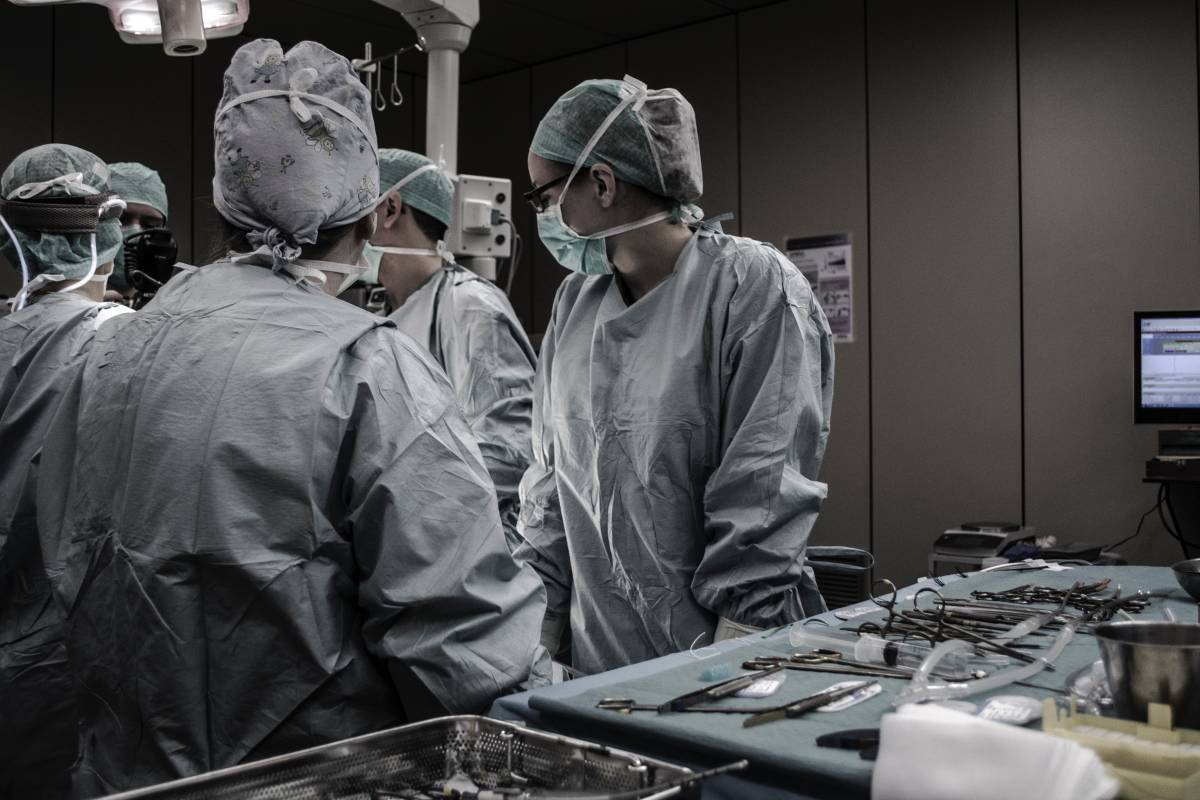 Chirurgo incide le sue iniziali sul fegato del paziente: condannato 