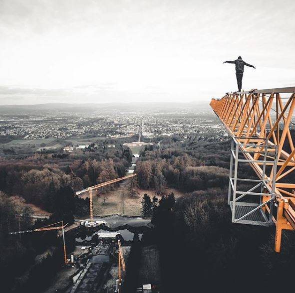 Il folle gioco dei millenials di Torino: selfie dalla cima dei grattacieli