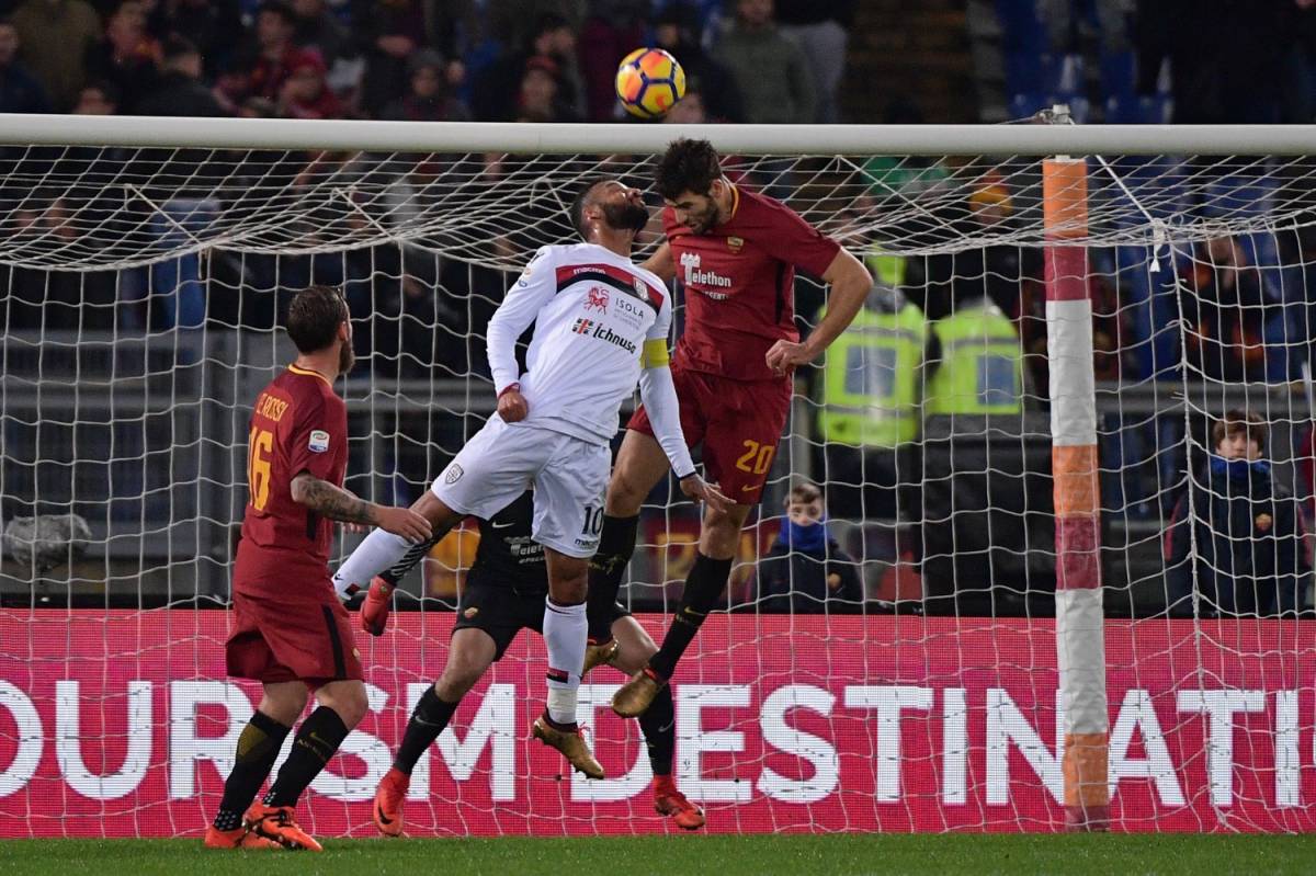 La Roma passa solo al 94': Fazio regala l'1-0 al Cagliari