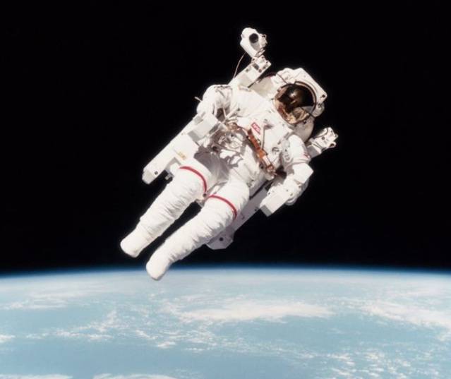 Addio a Bruce McCandless, fu il primo a fluttuare libero nello spazio