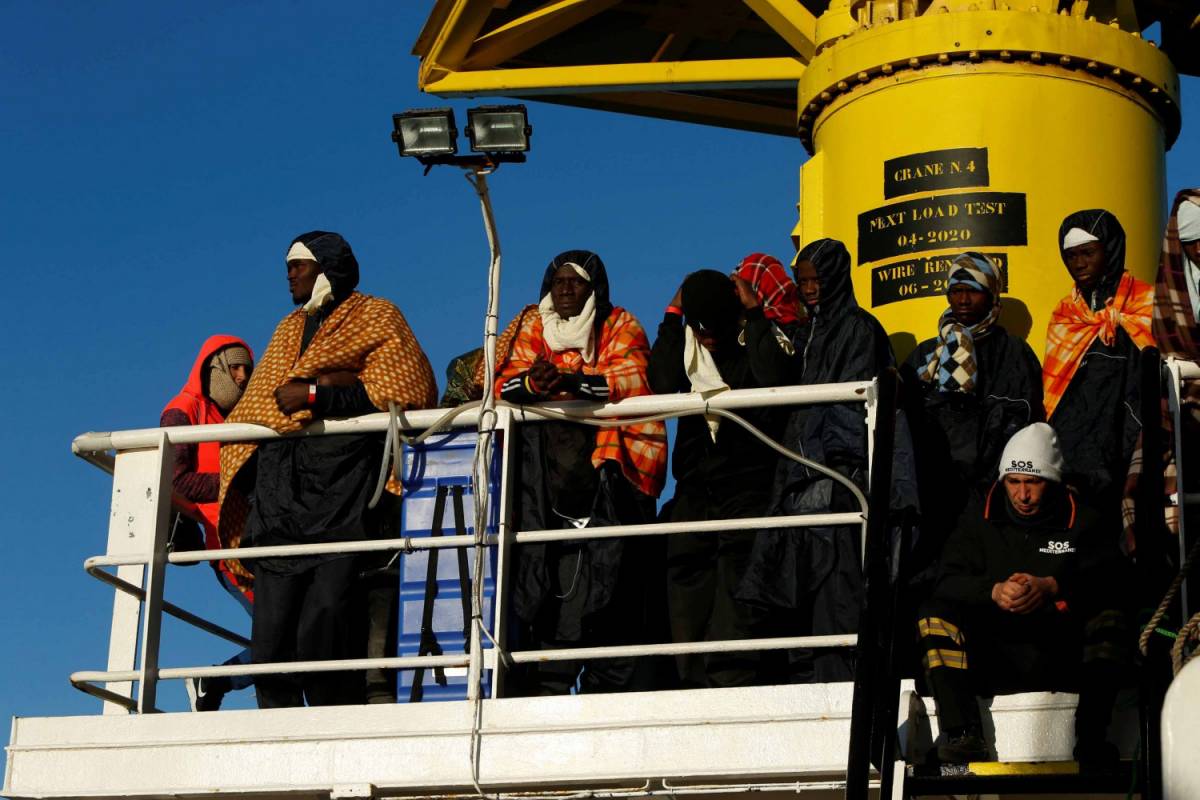 "Migranti per ripopolare l'isola". Il folle piano per la Sardegna