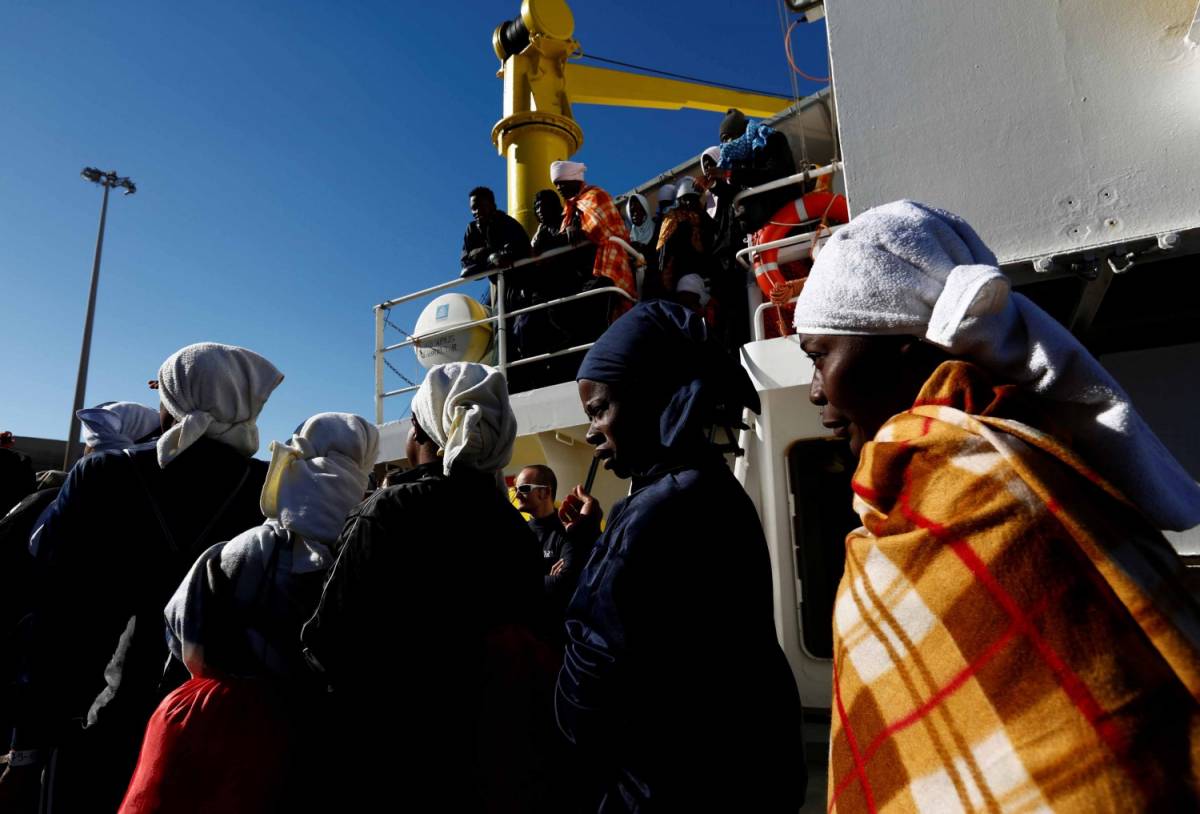 La demagogia dei sindaci rossi: "Apriamo noi i porti ai migranti"