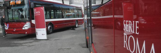 Si masturba e molesta sul bus: fermato un marocchino a Roma