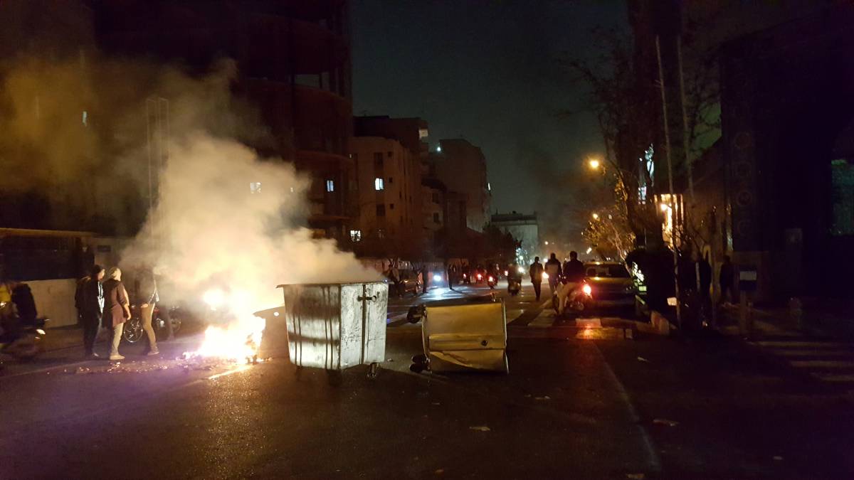 Iran, proteste contro il governo. Spari sulla folla: "Almeno sei morti"
