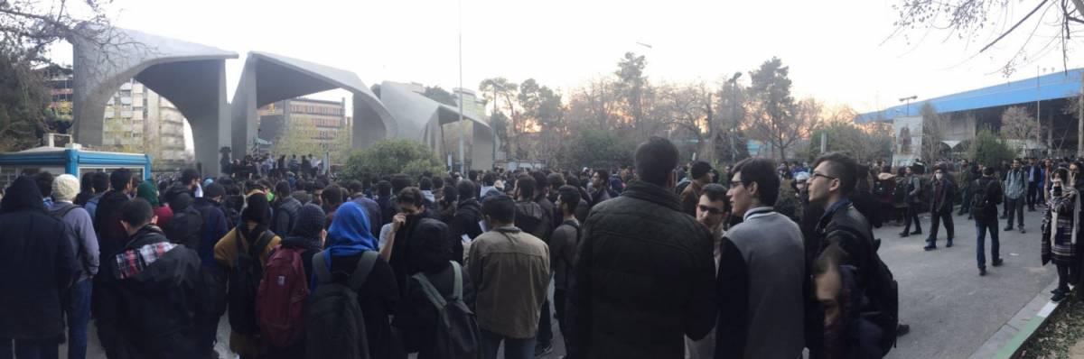 Iran, ancora scontri in piazza: dodici morti dall'inizio delle proteste