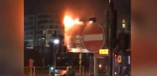Liverpool, incendio in un parcheggio: 1600 auto bruciate