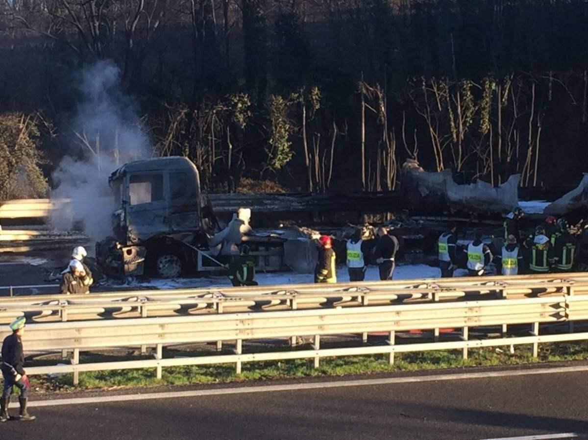 Brescia, auto e tir contro cisterna: 6 morti nell'incendio in autostrada