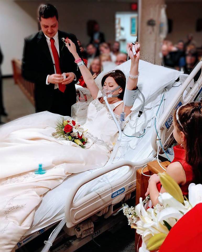 Malata di cancro muore 18 ore dopo il suo matrimonio 