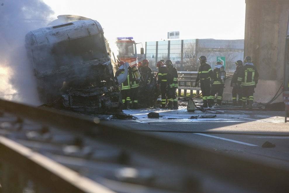 Vetture a fuoco sull'autostrada, "Il camionista era distratto"