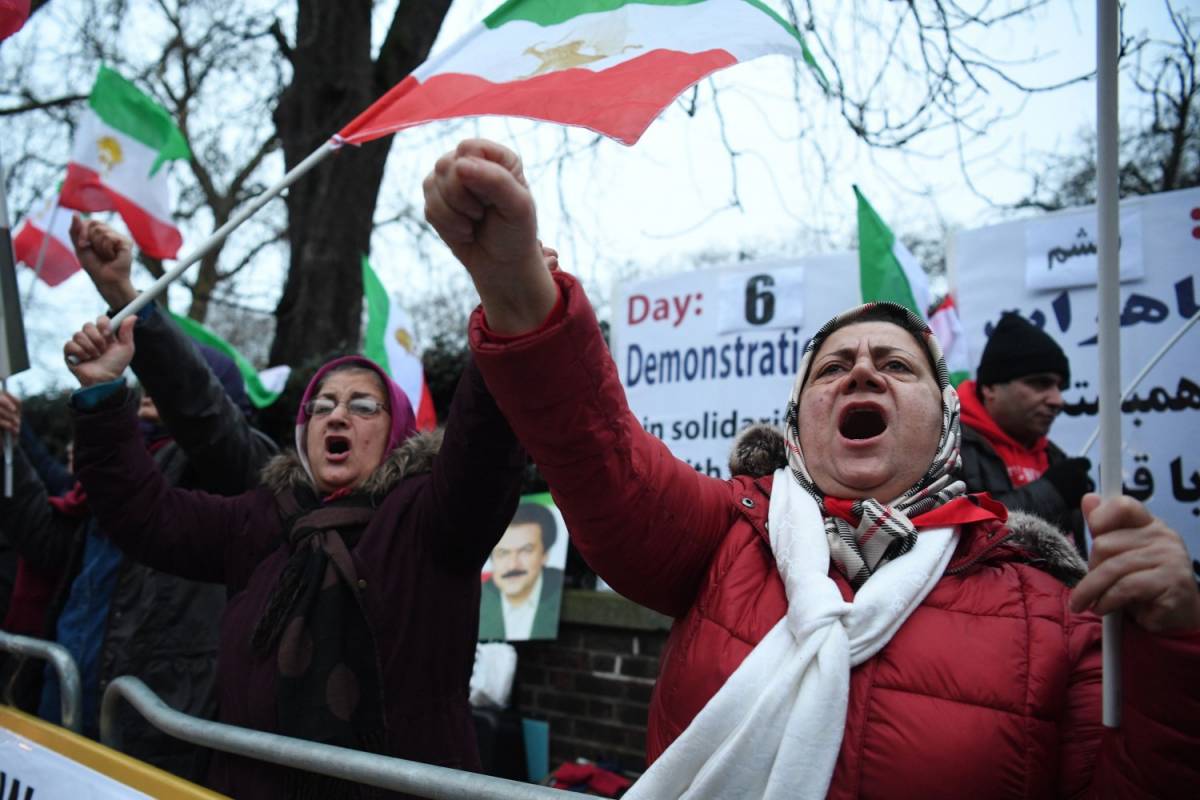 Proteste fuori dall'ambasciata iraniana di Londra