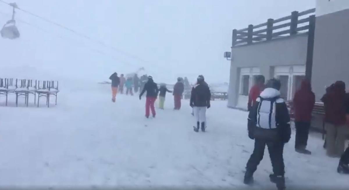 Bufera di neve in Austria: sciatori bloccati sulle seggiovie