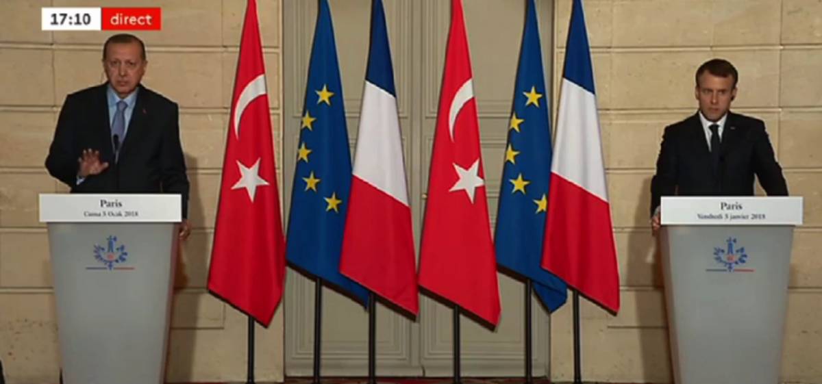 A Parigi tra le polemiche, Erdogan minaccia la stampa francese