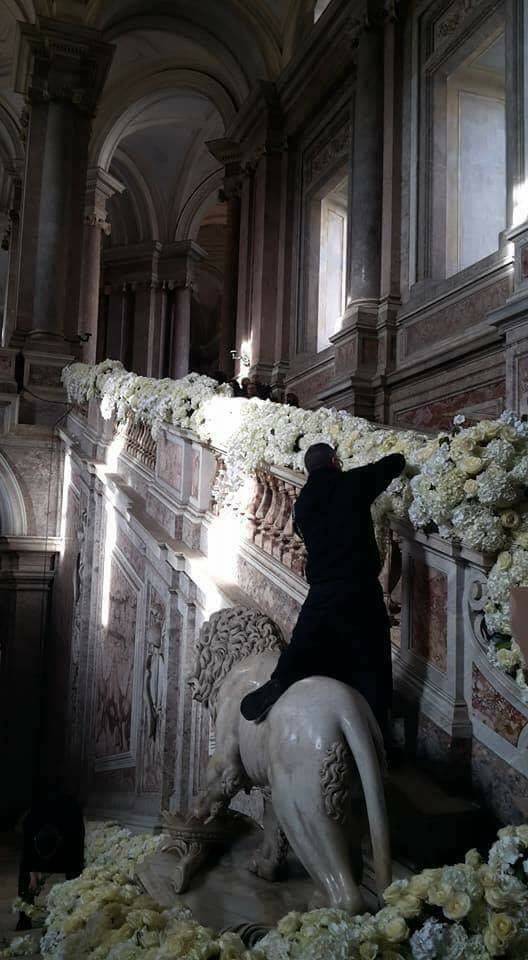 Reggia di Caserta, addobbatore a cavalcioni su un leone: è polemica