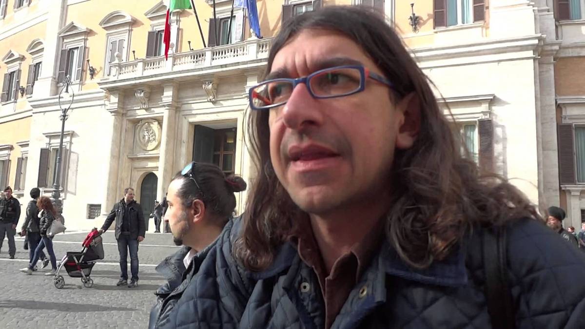 Gabriele Paolini si spoglia in piazza: denunciato per atti osceni
