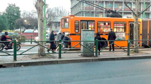 A Milano i passeggeri fanno ripartire a spinta il filobus fermo