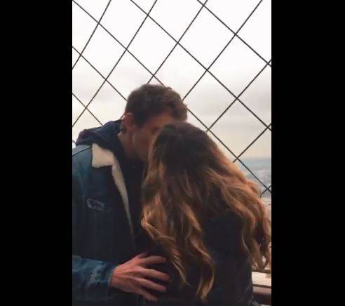 Parigi, bacia un ragazzo sulla Tour Eiffel. Poi lancia un appello per trovarlo