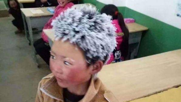 Cina, bambino percorre 4 km a -9 gradi: arriva a scuola congelato