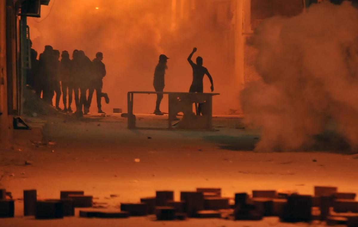 Crisi economica e sfida politica. Proteste e feriti, caos in Tunisia
