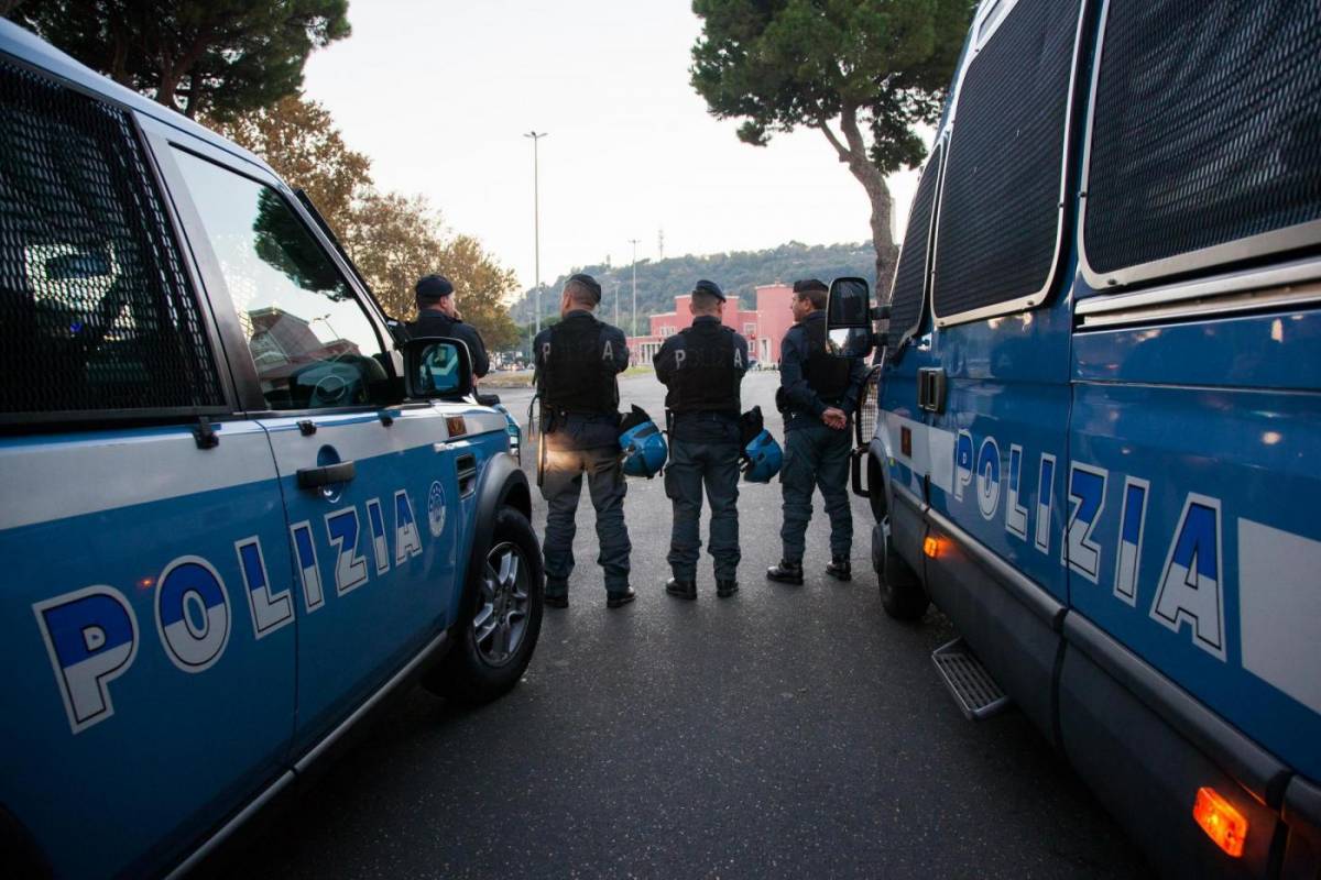 Gli agenti di polizia fermi al '92: buoni pasto da 4,65 euro