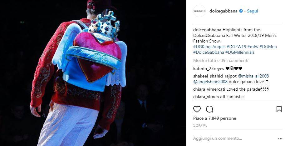 Dybala sfila con le ali d'angelo per Dolce e Gabbana