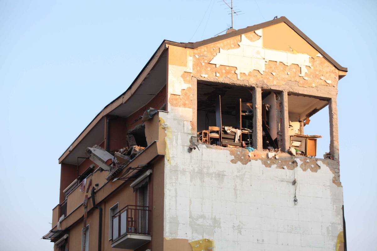 Esplode palazzo a Sesto San Giovanni: un piano sventrato e 6 persone ferite