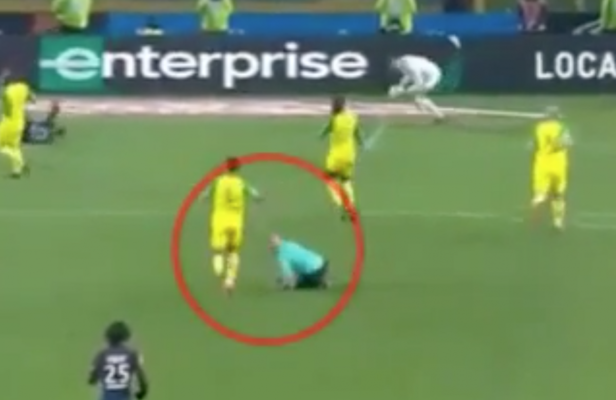 Nantes-Psg: arbitro cade, poi sgambetta e dà rosso a Diego Carlos
