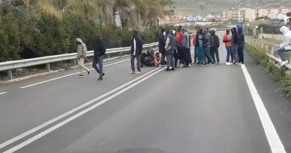Agrigento, migranti occupano la statale. Tensione a Siculiana