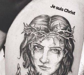 Maneskin, polemica per il tatuaggio di Damiano: Gesù con la sua faccia