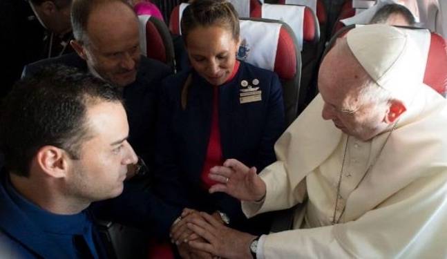 Il Papa celebra in volo il matrimonio di una hostess e uno steward