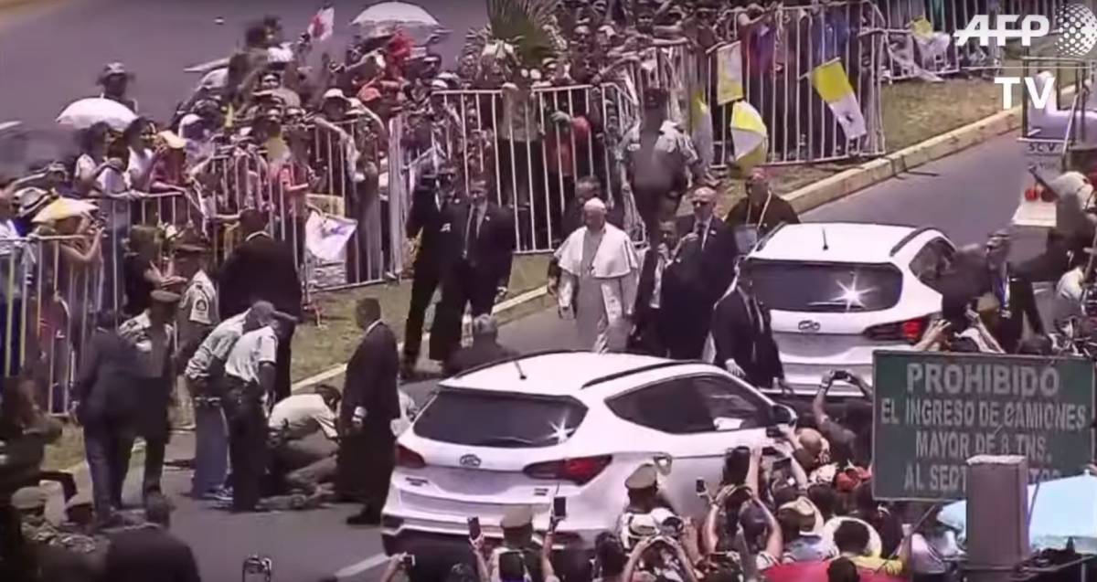 Il Papa scende dall'auto per aiutare la poliziotta disarcionata dal cavallo