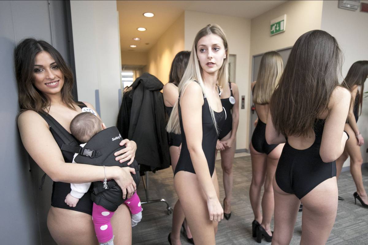 L’aspirante Miss Italia: costume e bebè nel marsupio