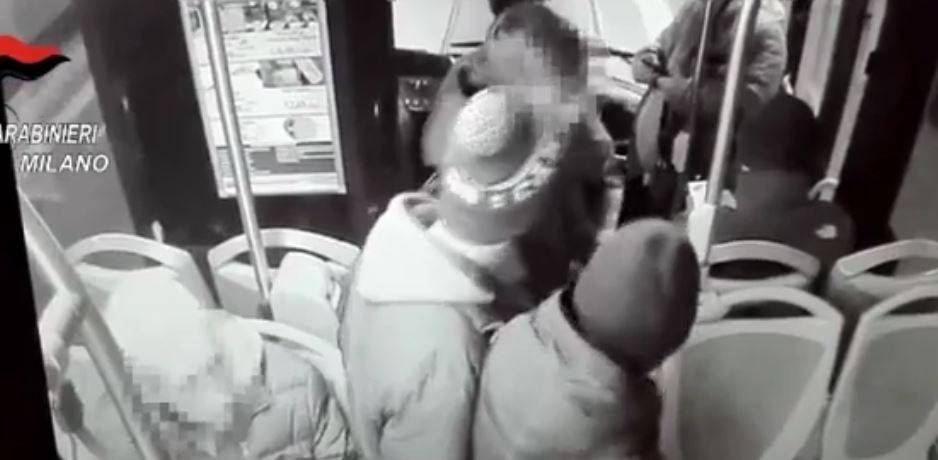 Il video dell'autista aggredito che reagisce con le coltellate