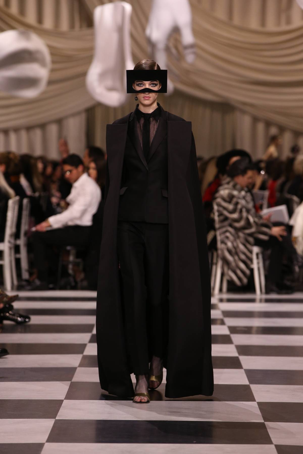 In bianco, nero e mascherata Il surrealismo austero di Dior