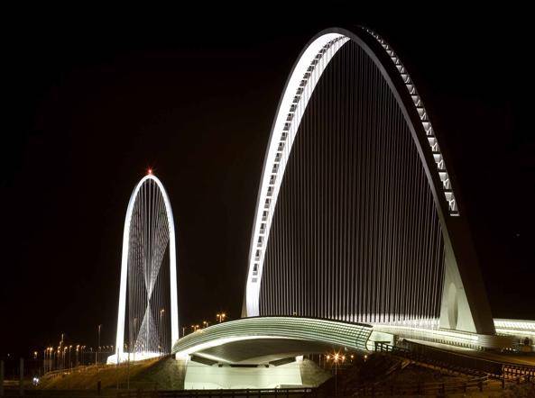 Le Vele di Calatrava a Reggio Emilia al buio per sei mesi. Ma il Comune ha già le luci di ricambio