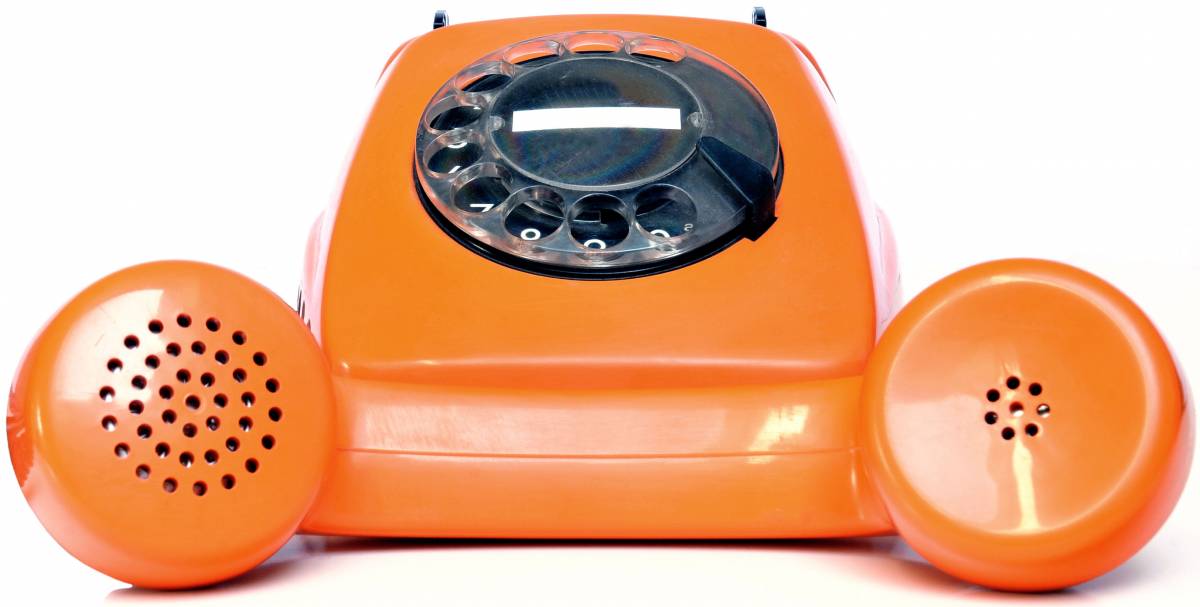 Un telefono arancione ridà vita alle aziende