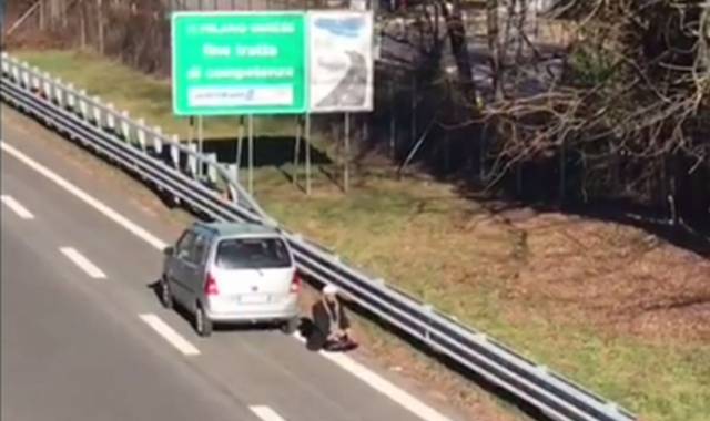 Islamico prega in autostrada e viene multato dalla polizia