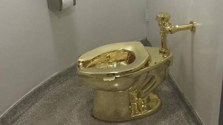 Chiede al museo un Van Gogh e per Trump c'è solo il wc d'oro