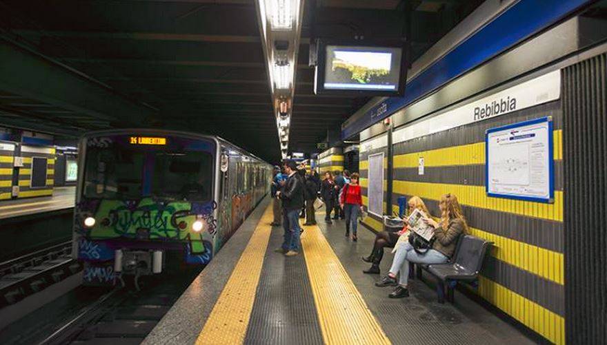Roma, la metro è a pezzi: si stacca una lastra di marmo e ferisce gravemente un tunisino