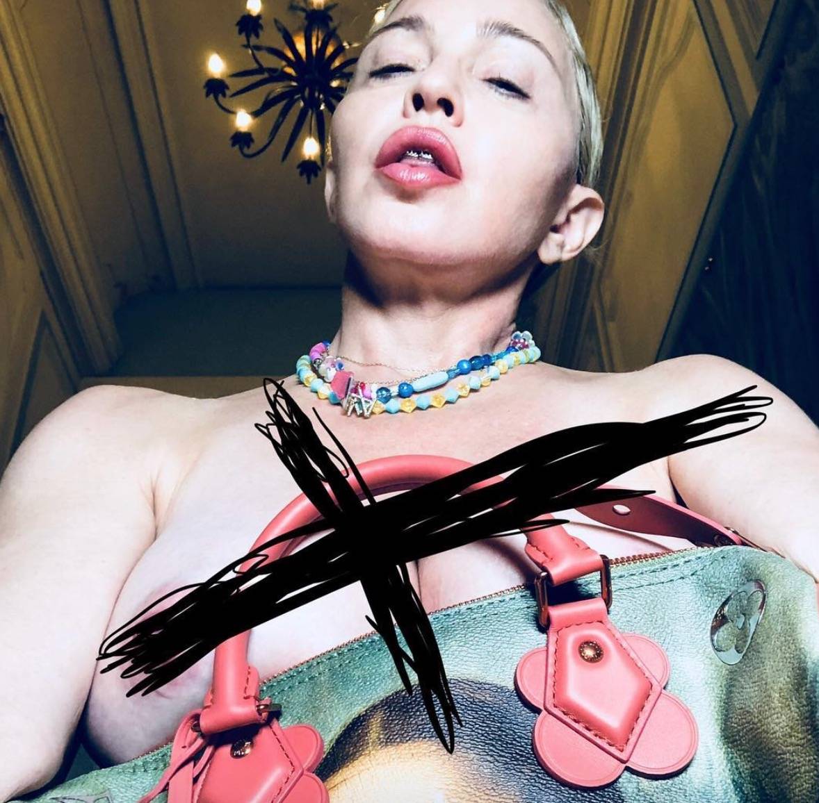 Topless, apparecchio e borsa: cosa è successo a Madonna?