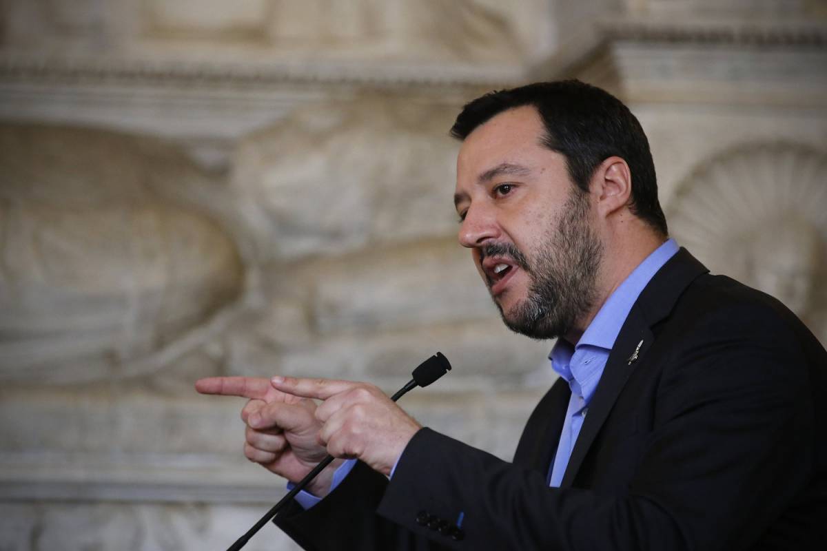 Salvini: "Invasione di migranti porta allo scontro sociale"