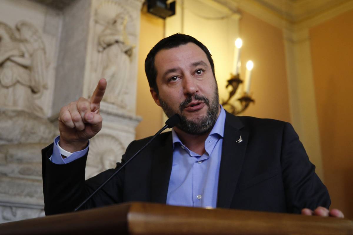 Immigrati, Salvini: "Blindare i confini e più espulsioni. Islam di oggi è un pericolo"