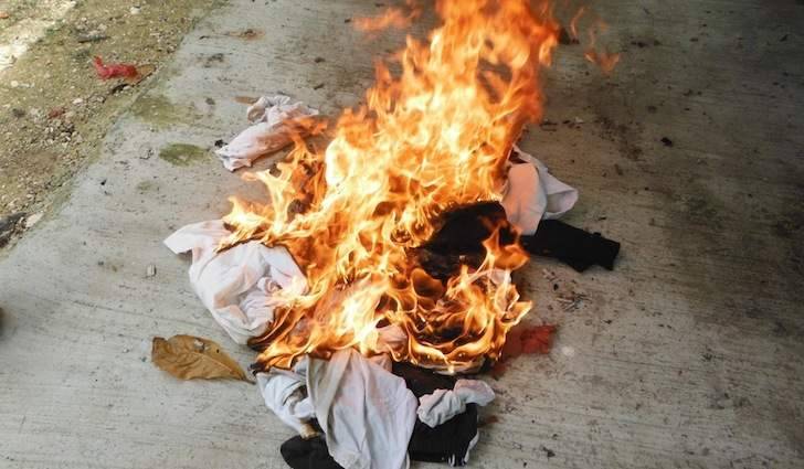 La Spezia, islamico brucia i vestiti e distrugge i trucchi alla moglie
