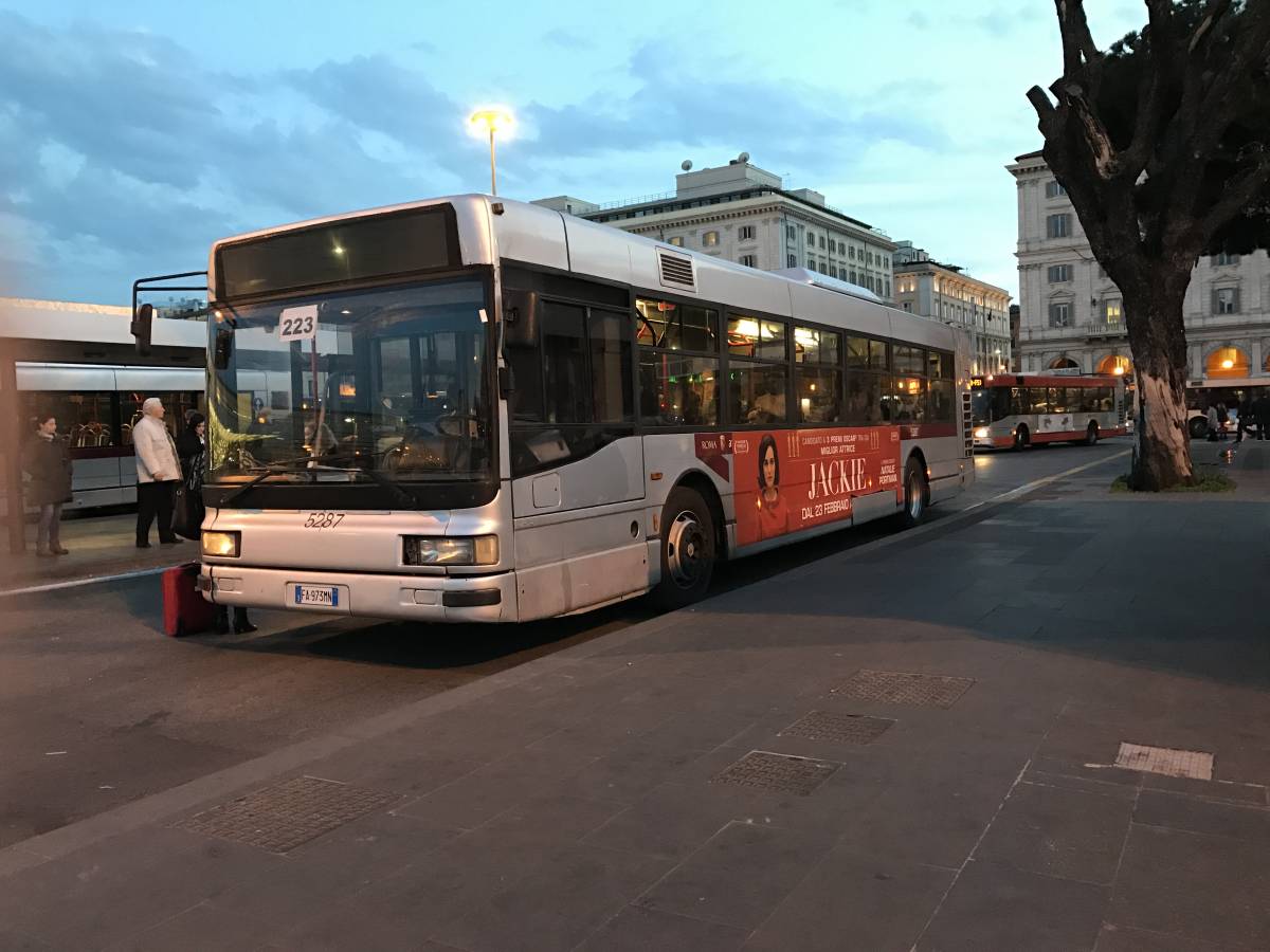 Roma, fa videochiamata mentre guida il bus: sospeso un autista Atac