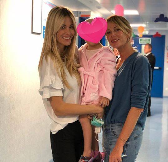 Alessia Marcuzzi in ospedale con Elena Santarelli e il figlio malato: "Sei una guerriera"