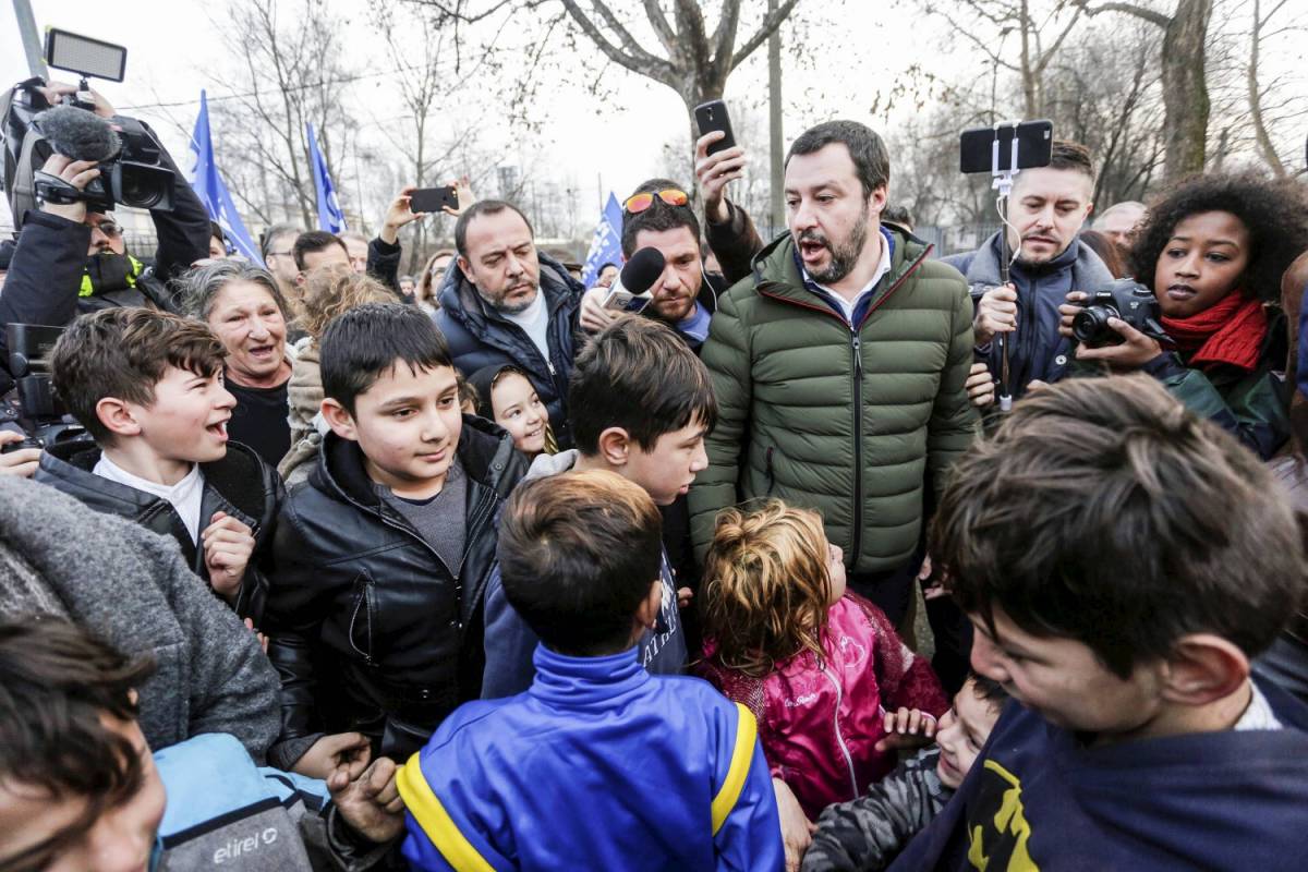 Bimbi rom circondano Salvini: "Matteo non avere paura". E lui: "Non potete vivere così"